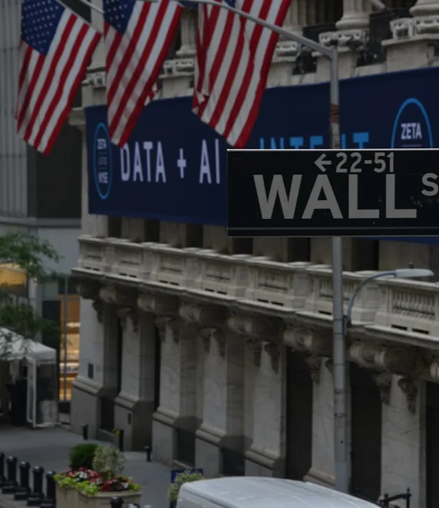 Wall-Street-Straßenschild mit amerikanischer Flagge, Manhattan